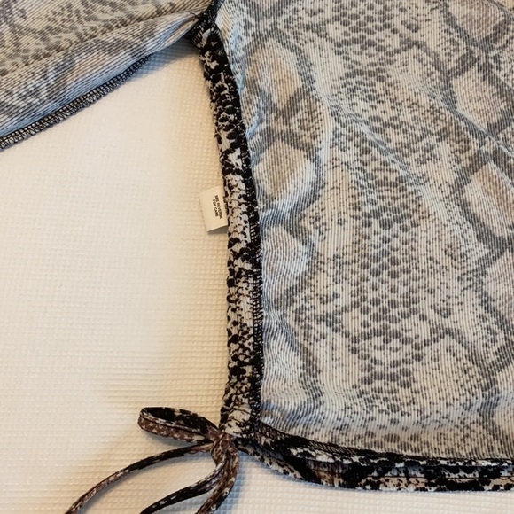 Forever 21 long sleeve mock neck snake print crop - Picture 10 of 12